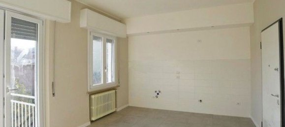 3 rooms Apartment in Reggio Emilia, Italy No. 170129 2