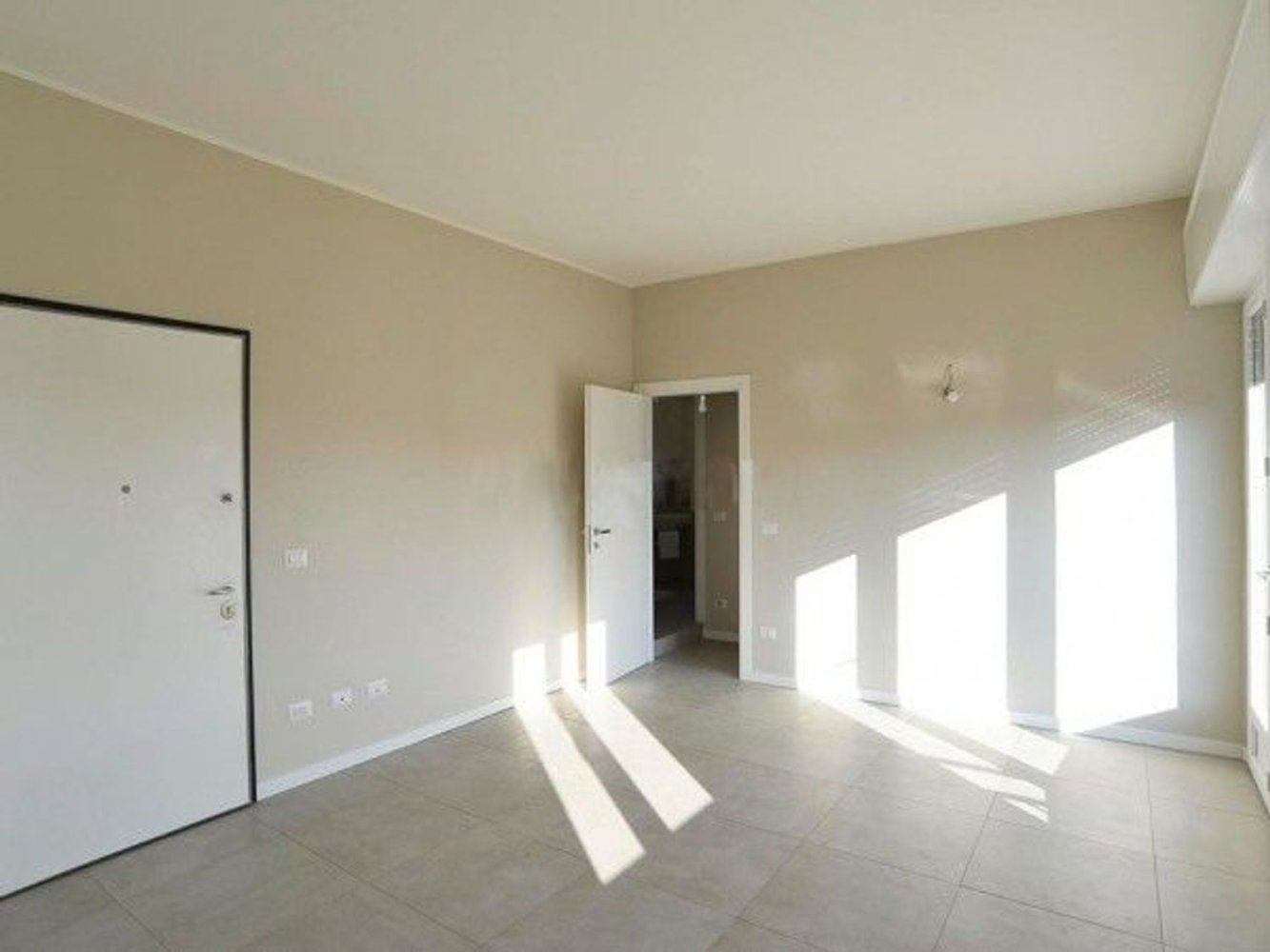 3 rooms Apartment in Reggio Emilia, Italy No. 170129