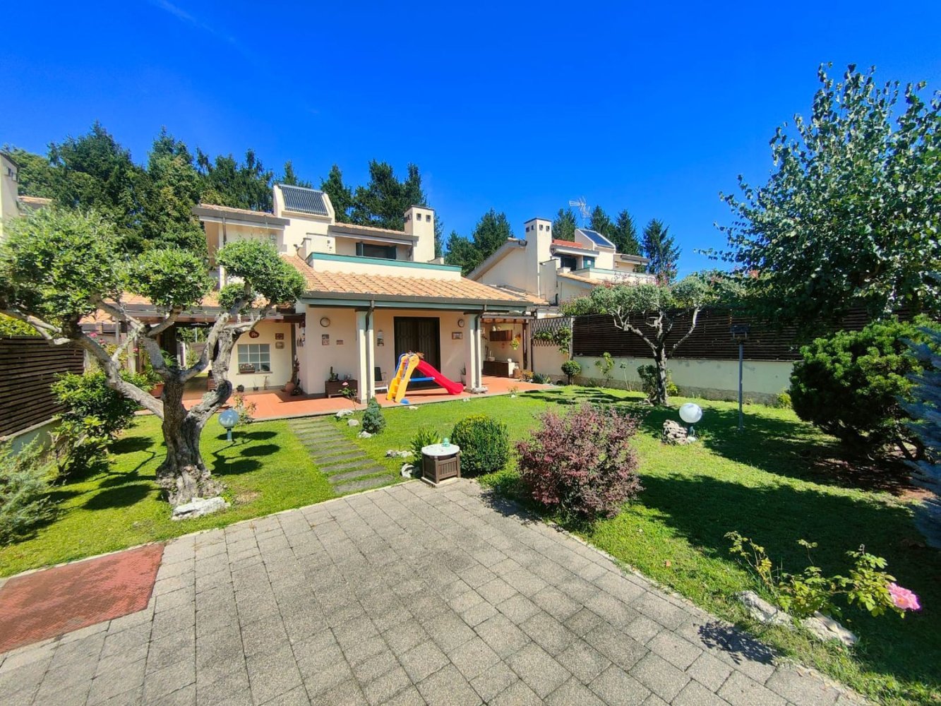 3 bedrooms Castles in Lariano, Italy No. 338033