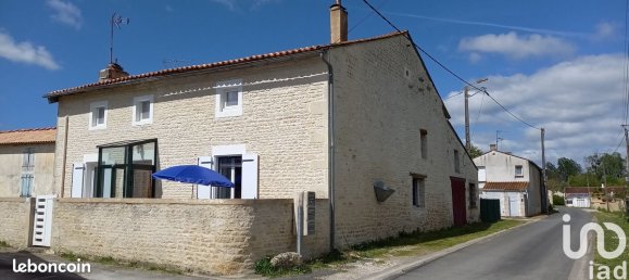 3 bedrooms House in Charente-Maritime, France No. 319869 2