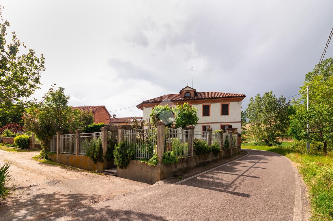 6 rooms House in Revigliasco d'Asti, Italy No. 114452