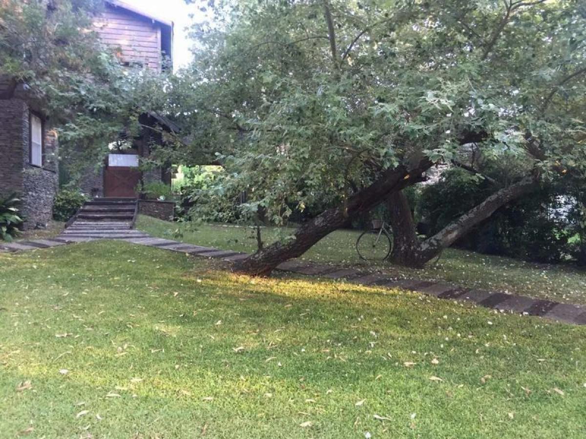 3 bedrooms House in Berazategui, Argentina No. 99566