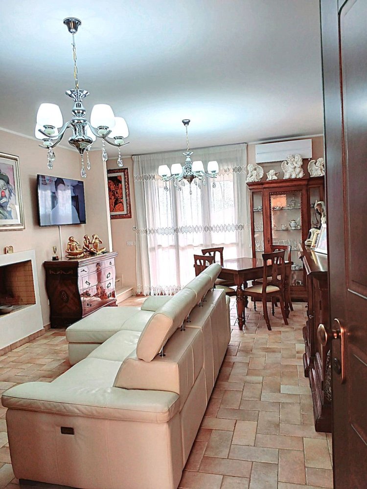 Дом с 5 комнатами в Тоди, Италия № 50518