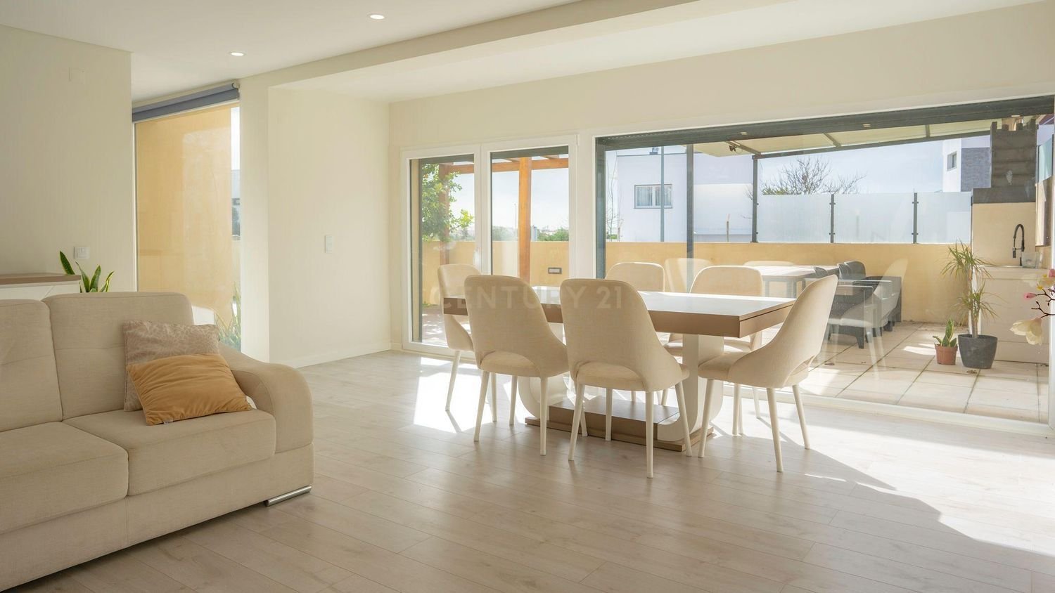 3 bedrooms House in Porto Salvo, Portugal No. 111040