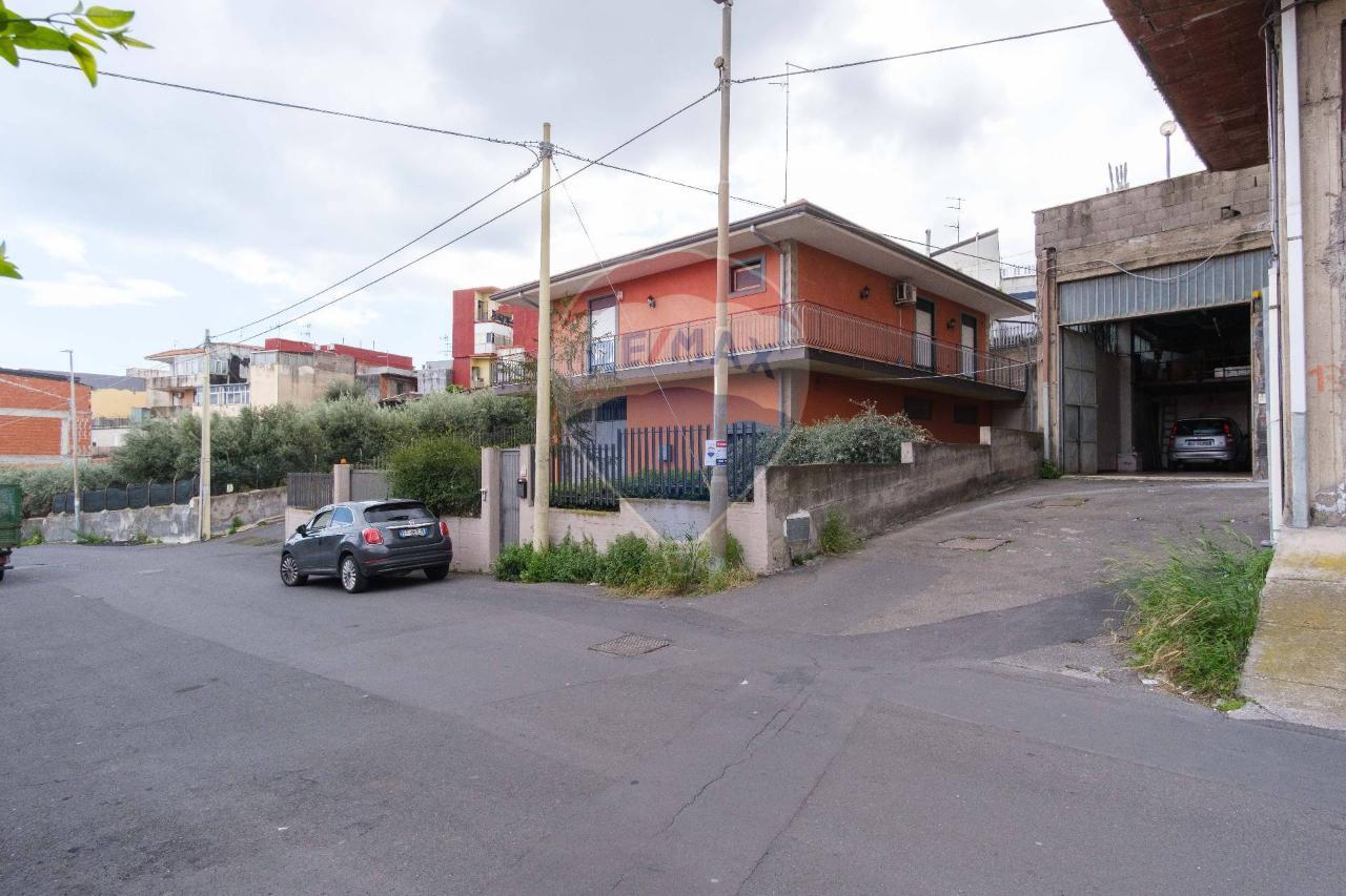 1 room Garage in Catania, Italy No. 42231