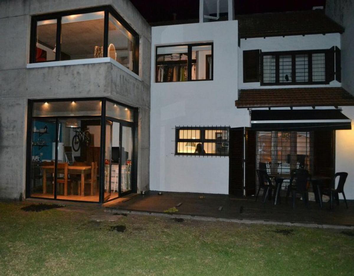 4 bedrooms House in Mar del Plata, Argentina No. 86429