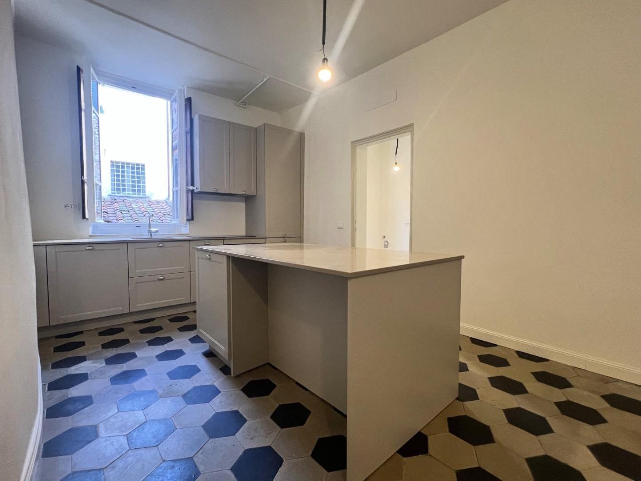 6 rooms Apartment in Lucca, Italy No. 65228