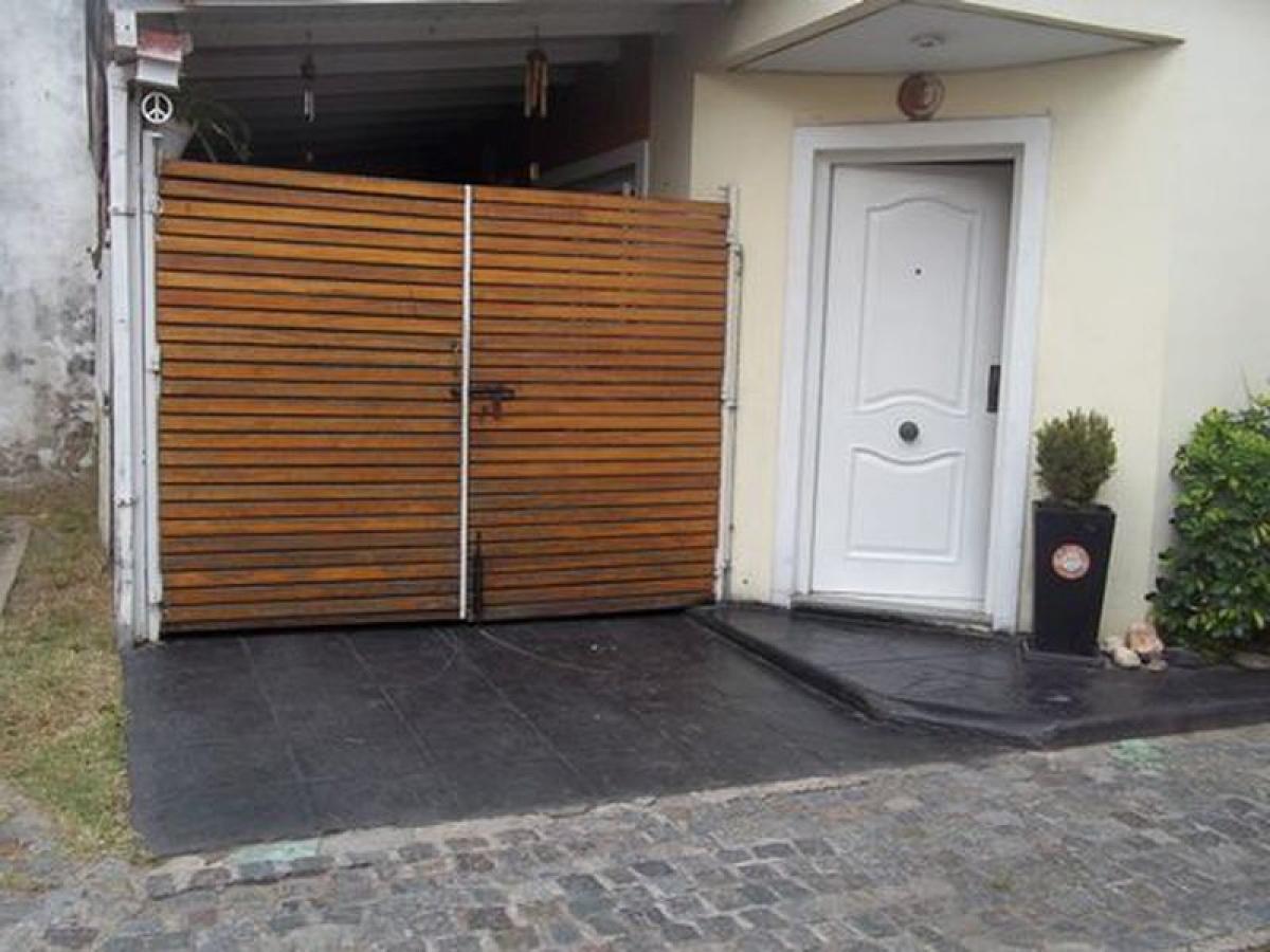 2 bedrooms House in Lanus, Argentina No. 62387