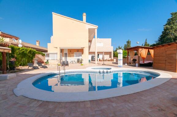 4 غرف نوم فيلا في Torrevieja, Spain رقم 98616