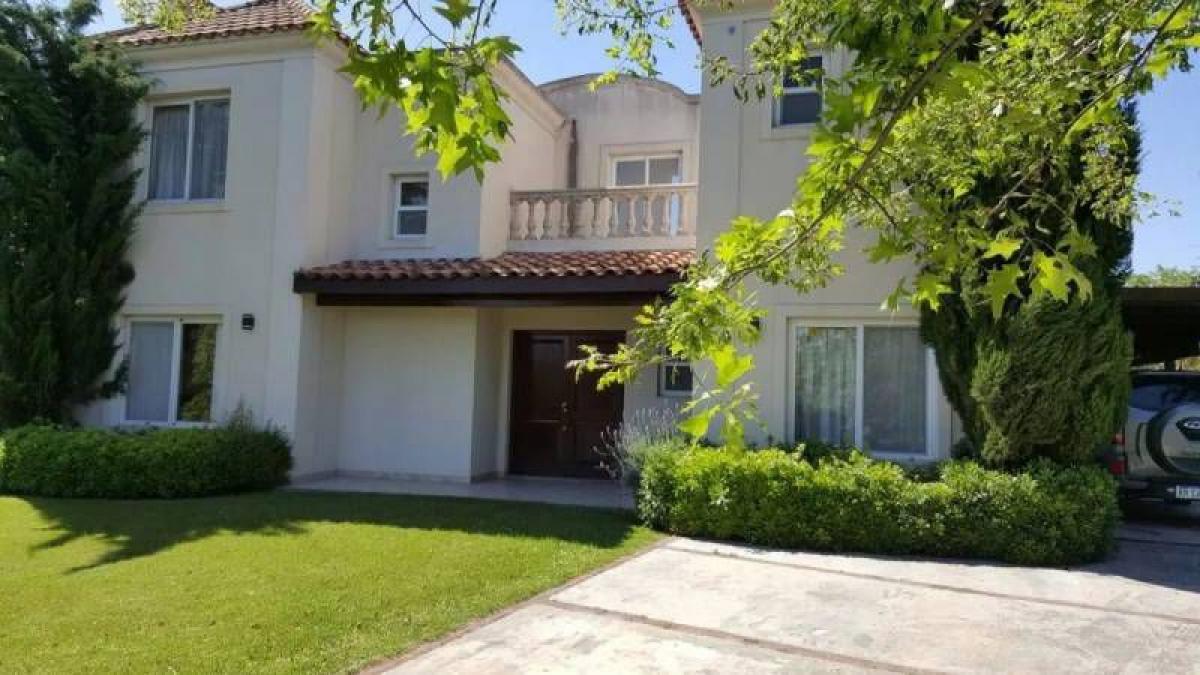 Casa de 4 dormitorios en Pilar, Argentina No. 51755