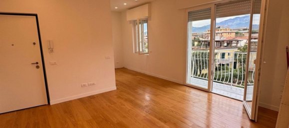 3غرفة شقة في Massa, Italy رقم 192999 2