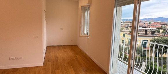 3غرفة شقة في Massa, Italy رقم 192999 3