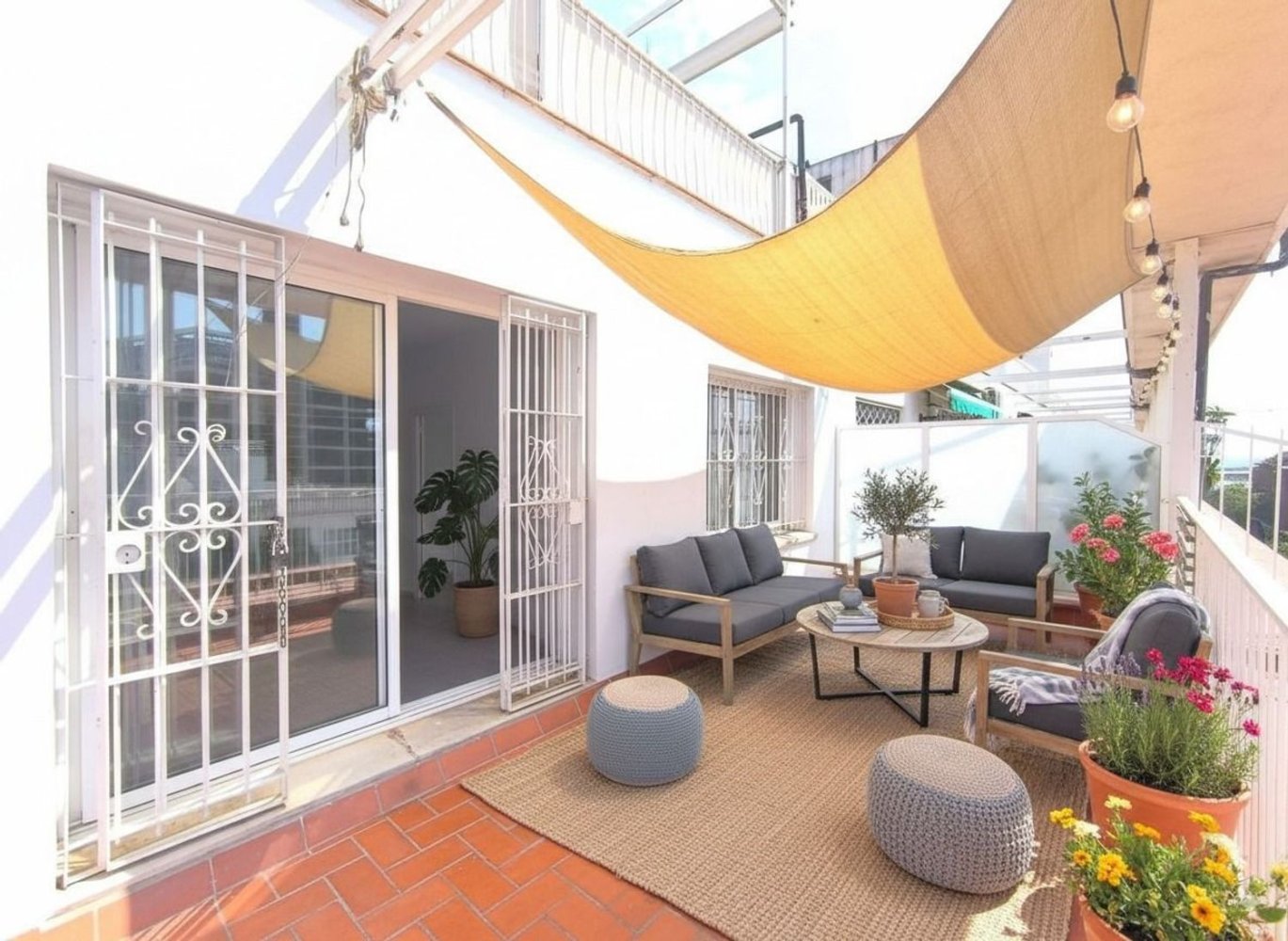 Ático de 2 dormitorios en Ciudad Vieja, Spain No. 267111