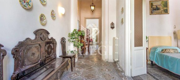 5 bedrooms Villa in Viareggio, Italy No. 325576 2