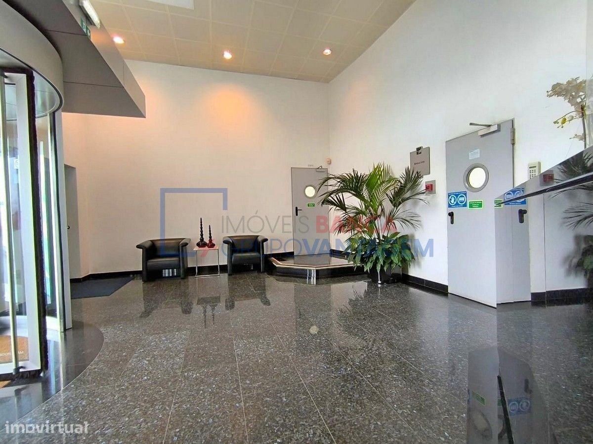 Edificio en Oeiras, Portugal 6500 m² No. 72209