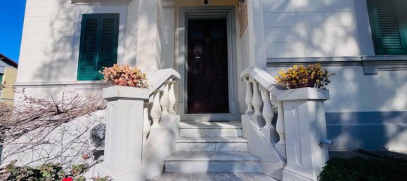 7 rooms Apartment in Livorno, Italy No. 43479 3