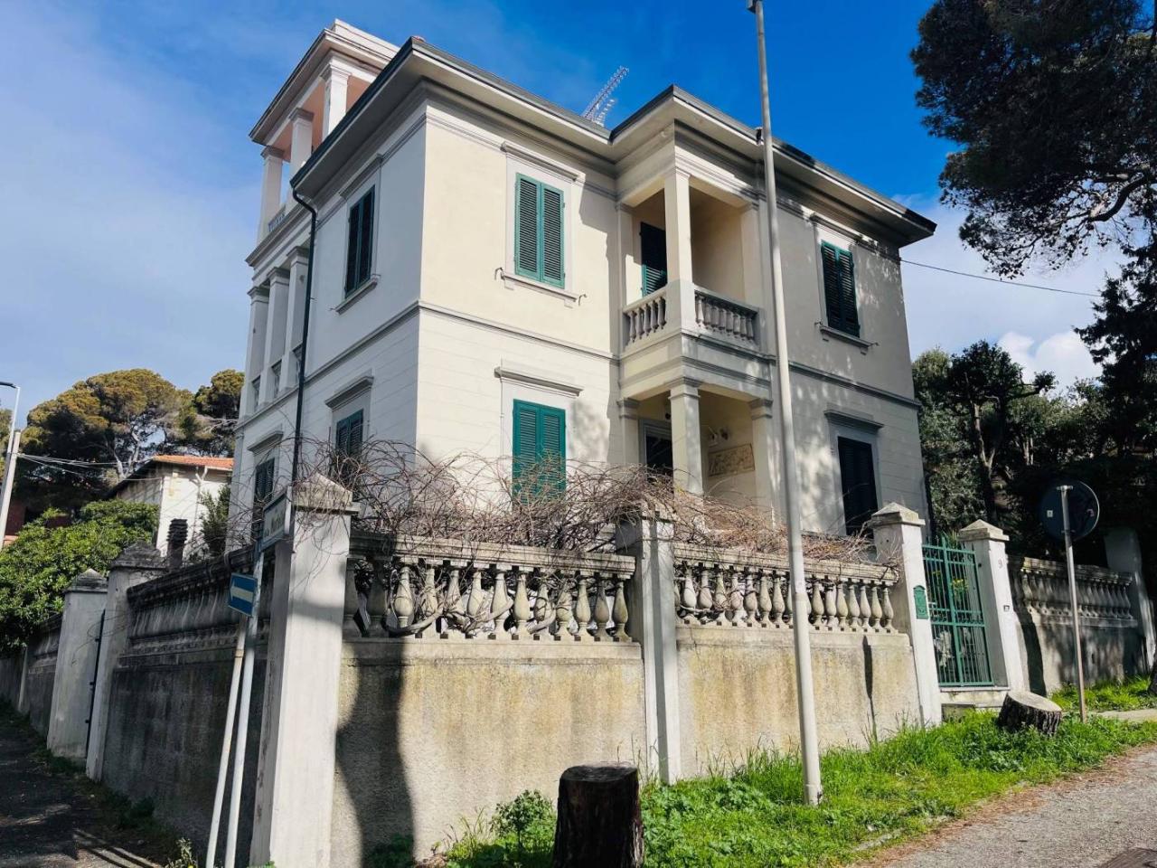 7 rooms Apartment in Livorno, Italy No. 43479