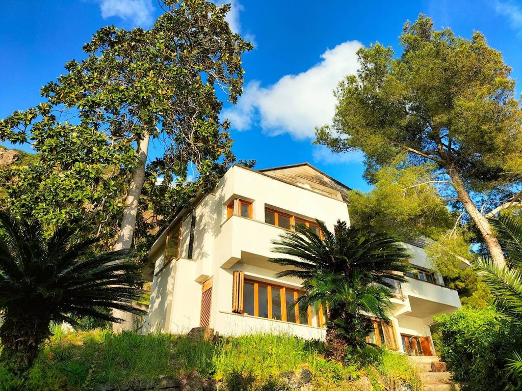 4 bedrooms Villa in Framura, Italy No. 273977