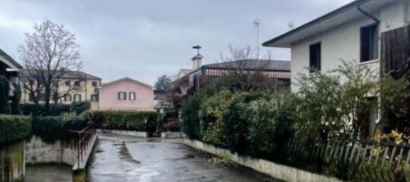 7 rooms Apartment in Montebelluna, Italy No. 206389 10