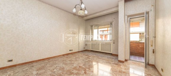 4 bedrooms Apartment in Rome, Italy No. 321591 3