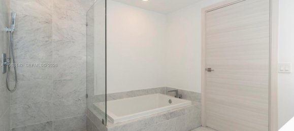 3 Schlafzimmer Gewerbliche Immobilien in Miami, USA, Nr. 615554 4