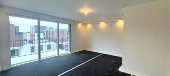 Apartamento de 2 dormitorios en Romainville, France No. 193859 3