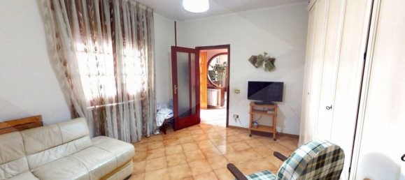 4-salle Appartement à Pomigliano d'Arco, Italy No. 99808 10
