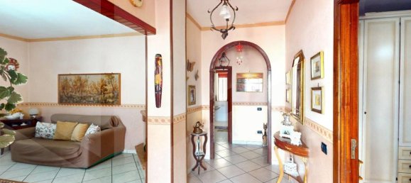 4-salle Appartement à Pomigliano d'Arco, Italy No. 99808 3