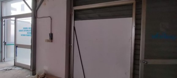 160m² Commercial property in Lecce, Italy No. 85312 5