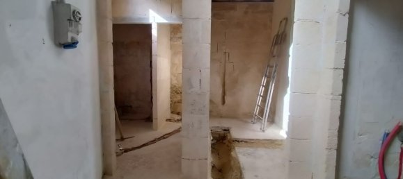 160m² Commercial property in Lecce, Italy No. 85312 13