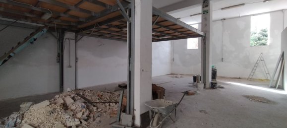 160m² Commercial property in Lecce, Italy No. 85312 3