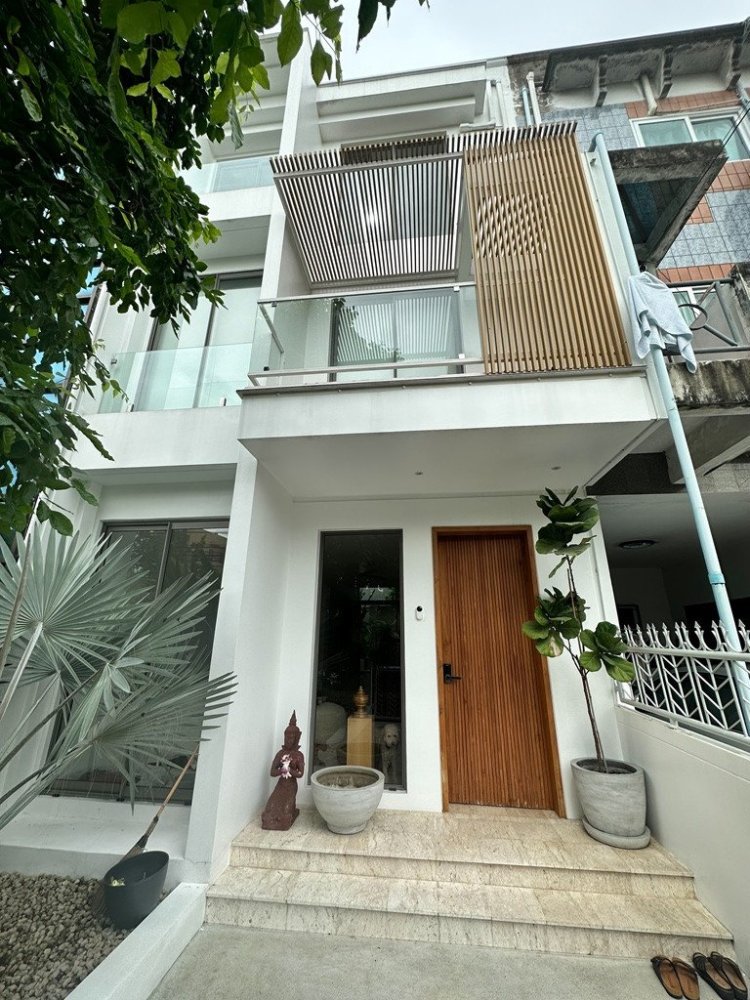 4 bedrooms Bungalow in Bangkok, Thailand No. 8409