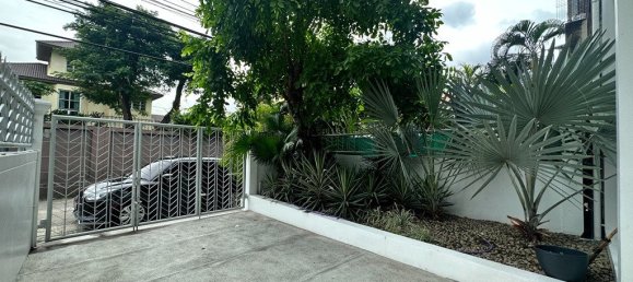 4 bedrooms Bungalow in Bangkok, Thailand No. 8409 20