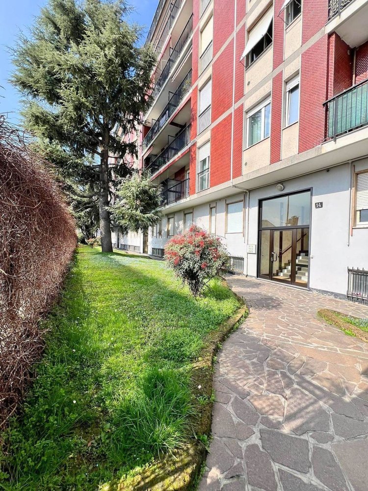 3 rooms Apartment in Monza, Italy No. 216843