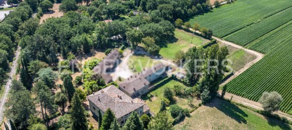 9 غرف نوم بناية في San Giustino, Italy رقم 109138 19