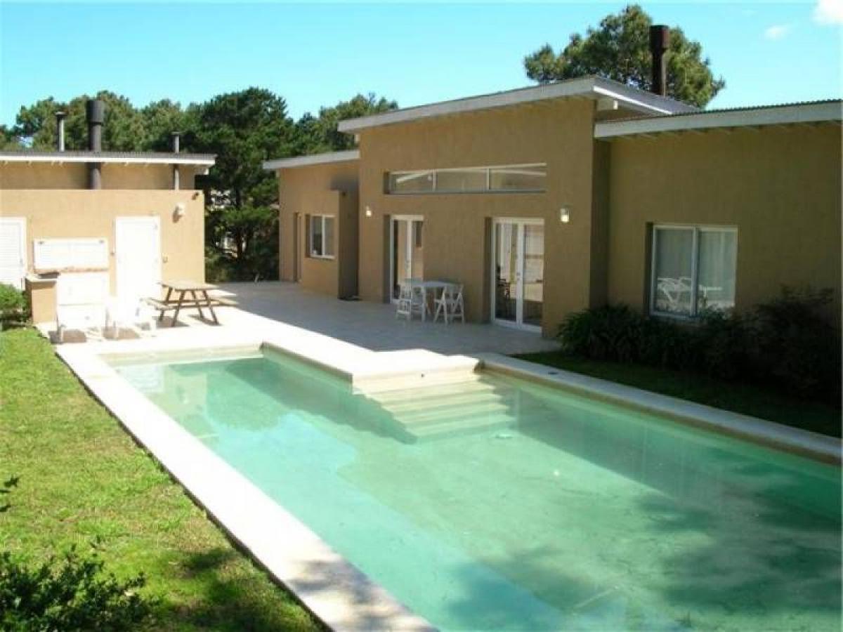 4 bedrooms House in Mar del Plata, Argentina No. 96396