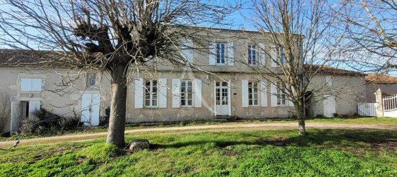 5 bedrooms House in Yves, France No. 103145 2