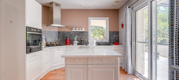 4 bedrooms House in Saint-Denis-de-Pile, France No. 302087 4