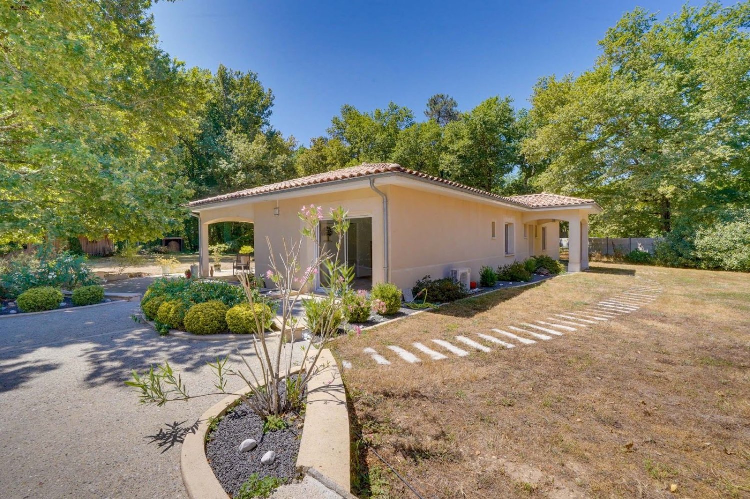 4 bedrooms House in Saint-Denis-de-Pile, France No. 302087