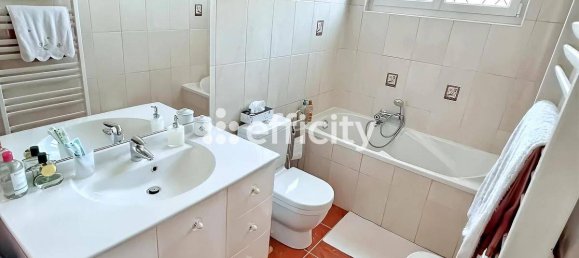 6 bedrooms House in Saint-Denis-de-Cabanne, France No. 358300 9