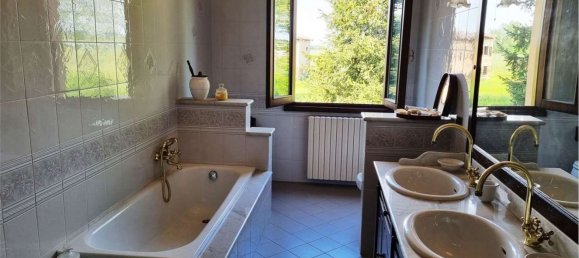 Casa de 22 divisões em Modena, Italy N.º 146910 15