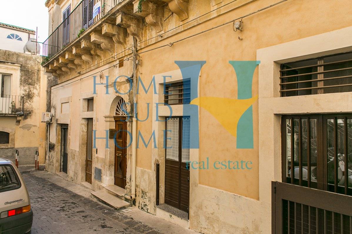Apartamento de 5 dormitorios en Noto, Italy No. 87300