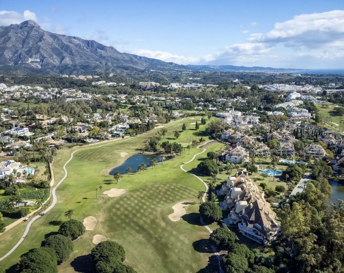 Dúplex de 2 dormitorios en Marbella, Spain No. 205156