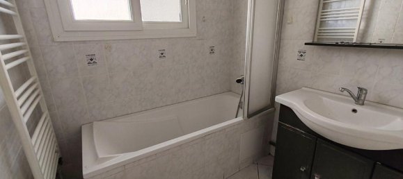 5 bedrooms House in Dreux, France No. 76009 10