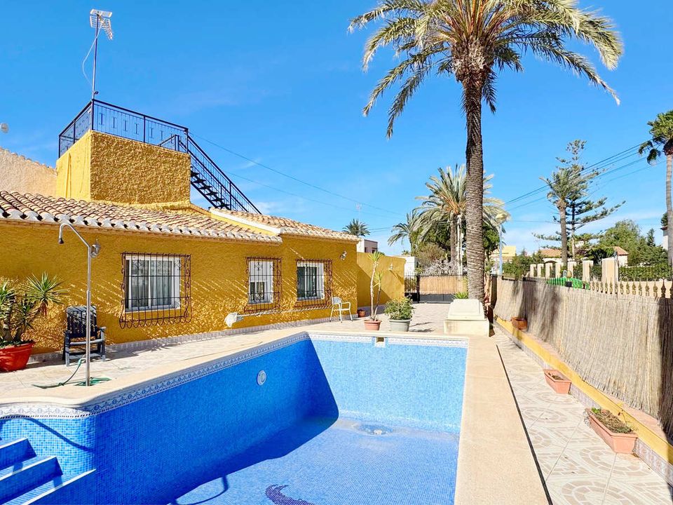 4 bedrooms Villa in Alicante, Spain No. 176033