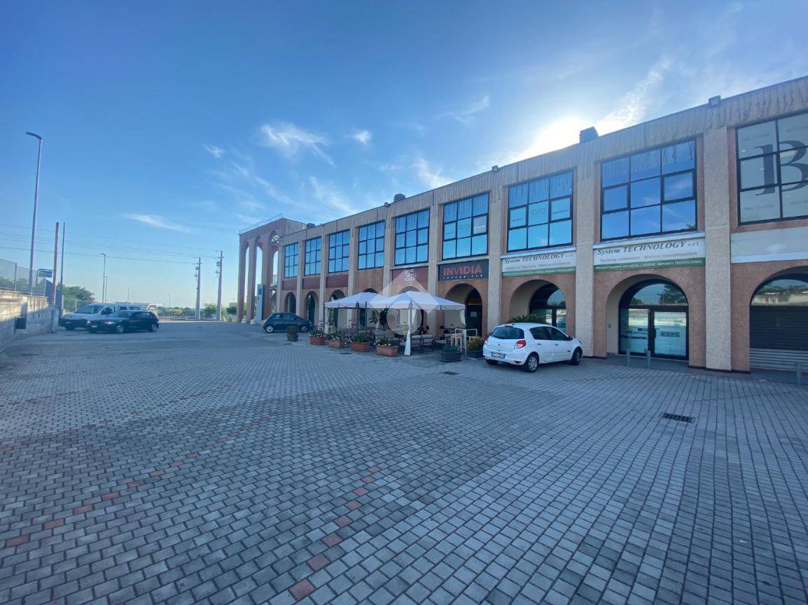  عقار تجاري في Castiglione delle Stiviere, Italy 230متر مربع رقم 65217