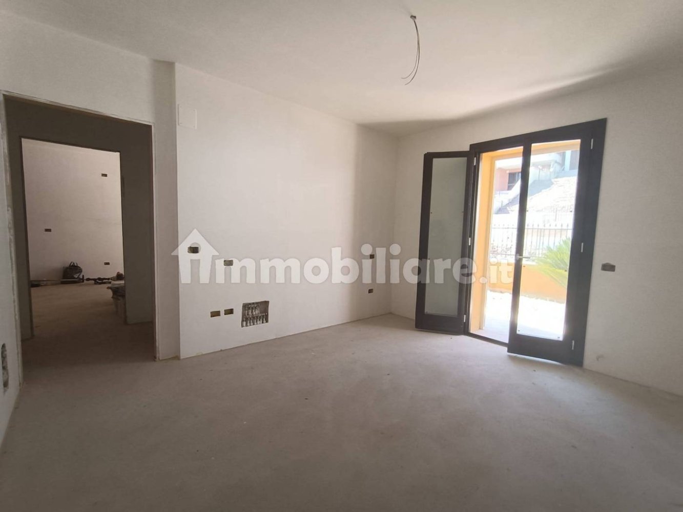 Квартира с 2 спальнями в Колоннелла, Италия № 77933