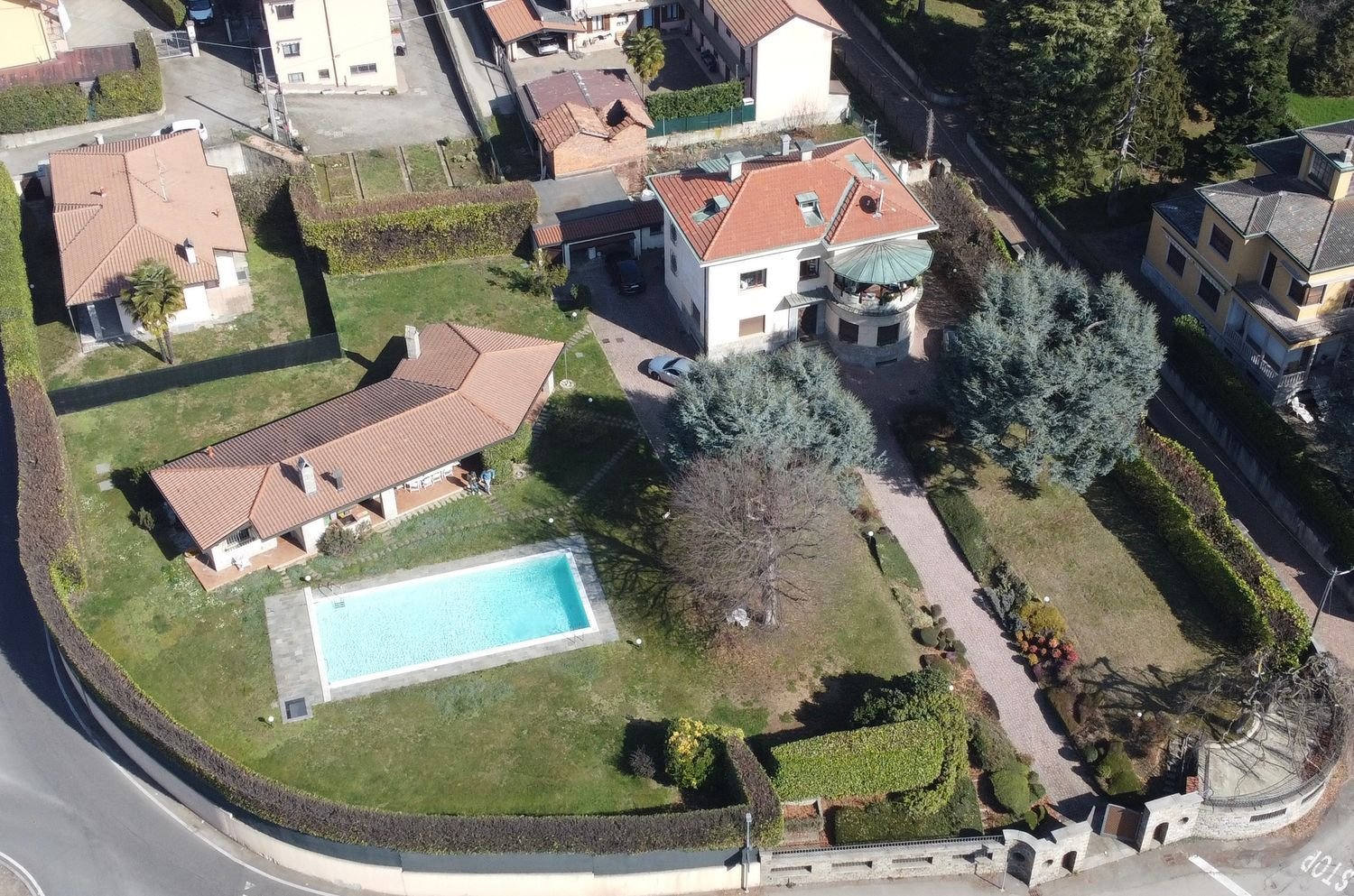 7 rooms Villa in Carnago, Italy No. 128583