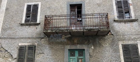 5 rooms Apartment in Viterbo, Italy No. 32200 3