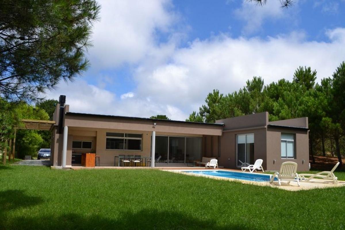 4 bedrooms House in Mar del Plata, Argentina No. 70411